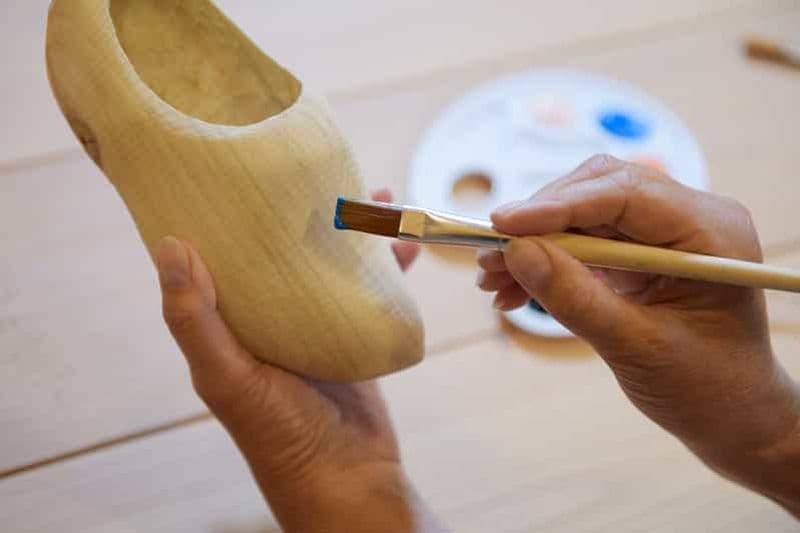 Zaanse Schans : Atelier de peinture sur chaussures en bois