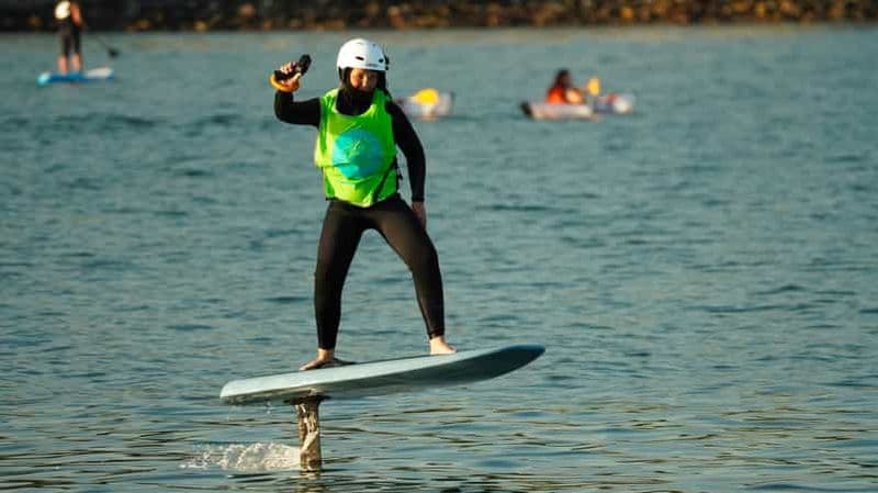 Edimbourg : Survolez l'eau à bord d'une planche de surf à hydroptère électrique