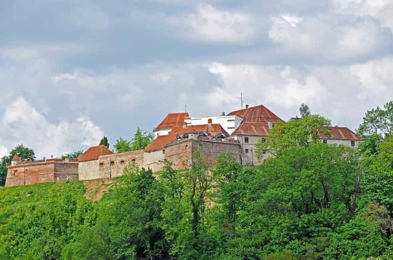 Visite de la ville de Brasov, citadelle de Rasnov et grotte de Valea Cetatii