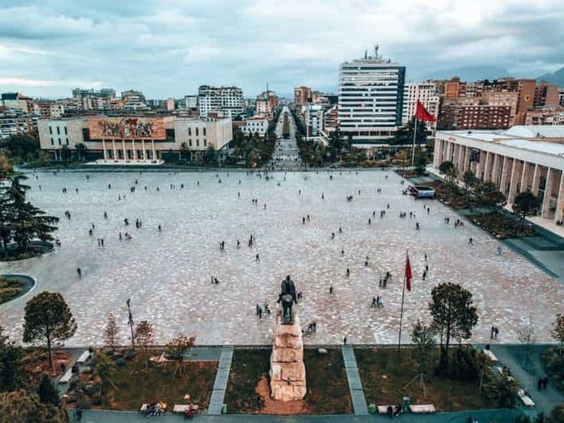 Visite à pied de Tirana - sous les lumières de fin d'année (en FRANÇAIS)