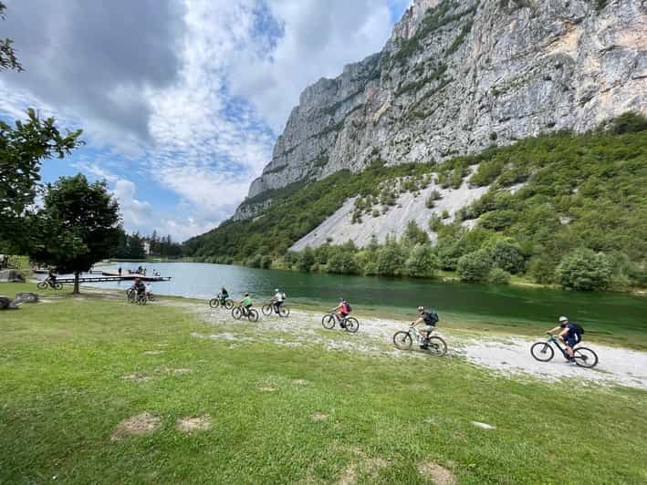 TOUR EXPERT EN VÉLO ÉLECTRIQUE traversant le mont Gazza entre Brenta et Garda