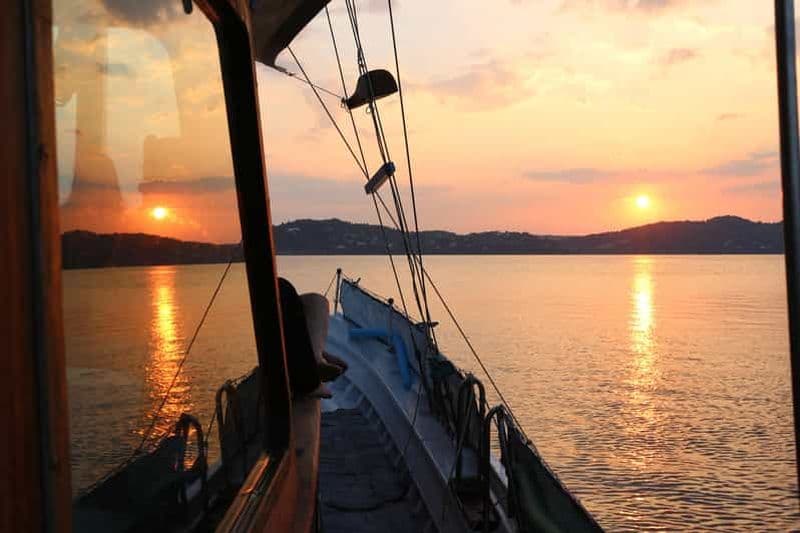 Skiathos : Croisière en bateau avec dîner et observation du coucher de soleil