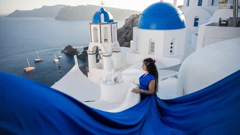 Photographie de la robe volante à Oia, Santorin