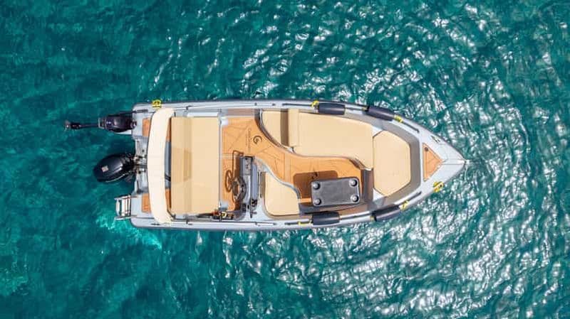Santorin : location de bateau à moteur sans permis pour une journée ou une demi-journée