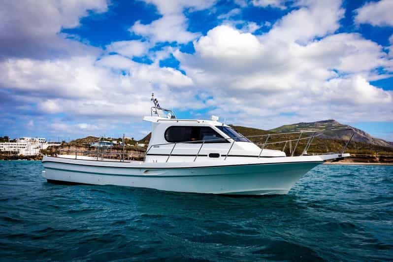 Santorin : Croisière privée en bateau à moteur et randonnée sur le volcan