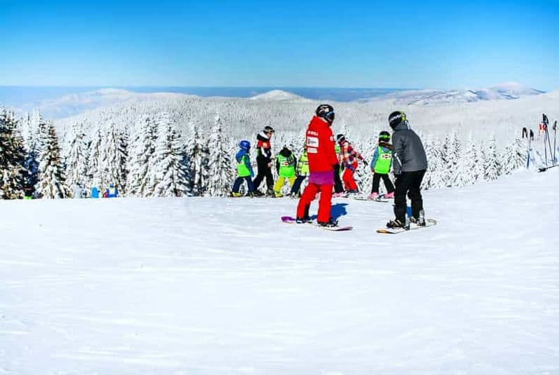 Depuis Bucarest : Excursion d'une journée au ski à Poiana Brasov