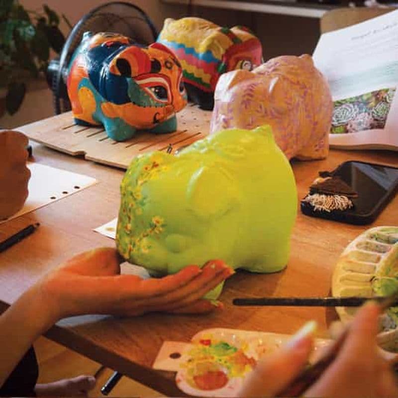 Hô-Chi-Minh-Ville : atelier de peinture de tirelires vietnamiennes