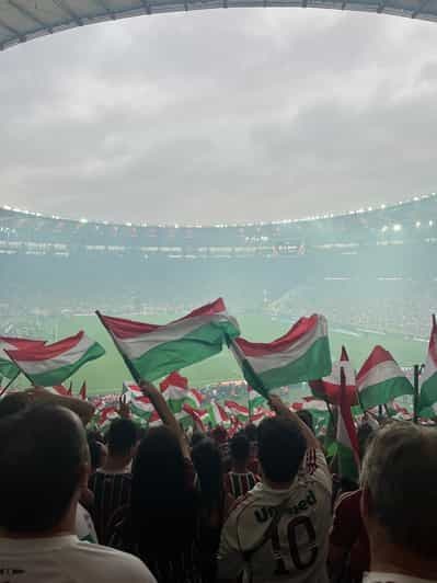 Match de football du Fluminense au Maracanã avec des hôtes locaux