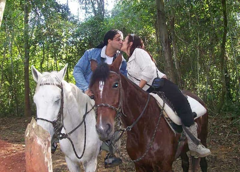 Promenade à cheval à Penedo, au cœur d'eaux cristallines