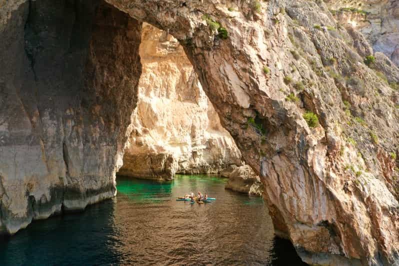 Explorez la Grotte Bleue de Malte en SUP