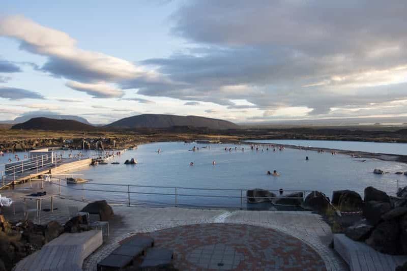 Mývatn : randonnée guidée et entrée aux bains naturels avec transfert