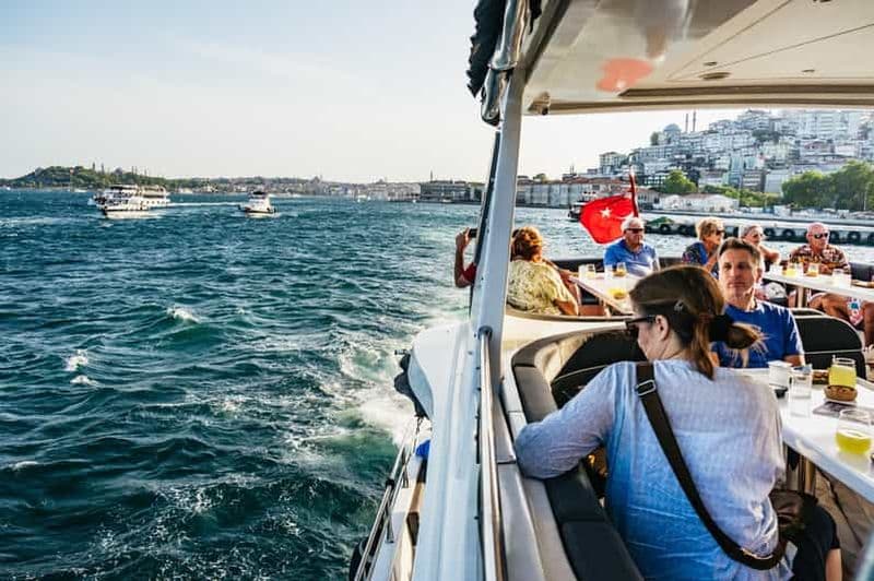 Billet Istanbul : croisière au coucher du soleil sur le Bosphore à bord d'un yacht de luxe