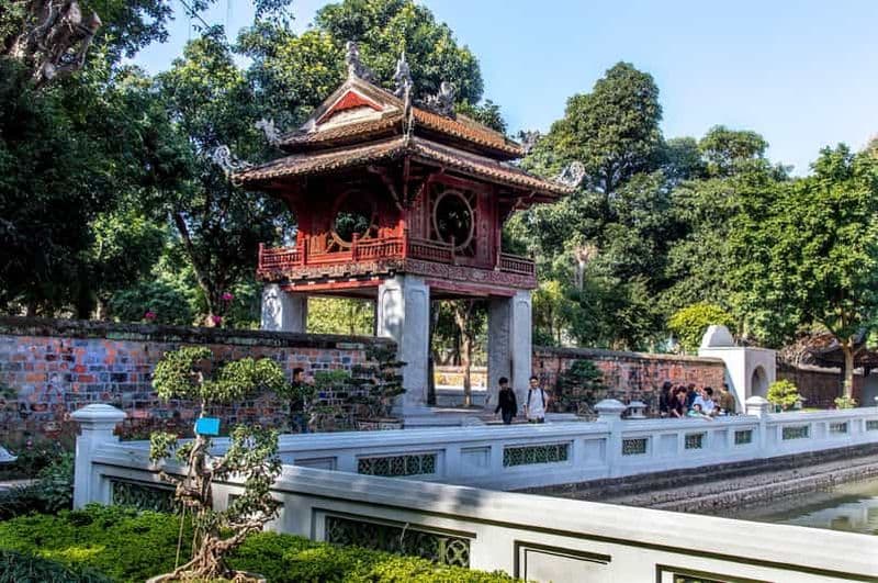 HANOI : MAUSOLÉE DU PRÉSIDENT HO - LITTÉRATURE - FUN TRAINSTREET