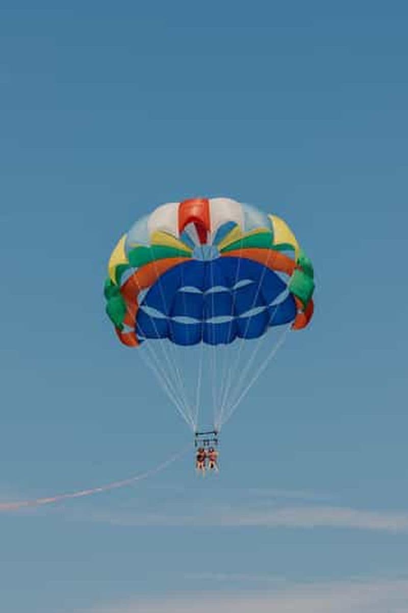 Port-de-Poupon : expérience de parachute ascensionnel au-dessus du golfe d'Ajaccio