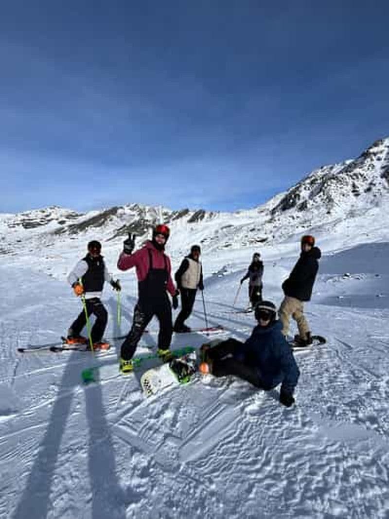 Barcelone : Excursion d'une journée pour skier ou faire du snowboard dans les Pyrénées (tout compris)