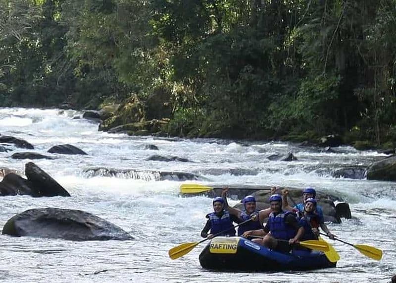 Rafting à Mambucaba avec accès en 4x4 Jeep à travers la forêt