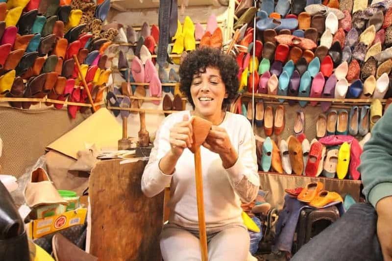 Agadir : atelier de fabrication de chaussures en cuir sur mesure