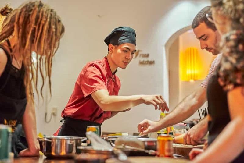Hanoï : cours de cuisine avec contes culturels, marché et transfert