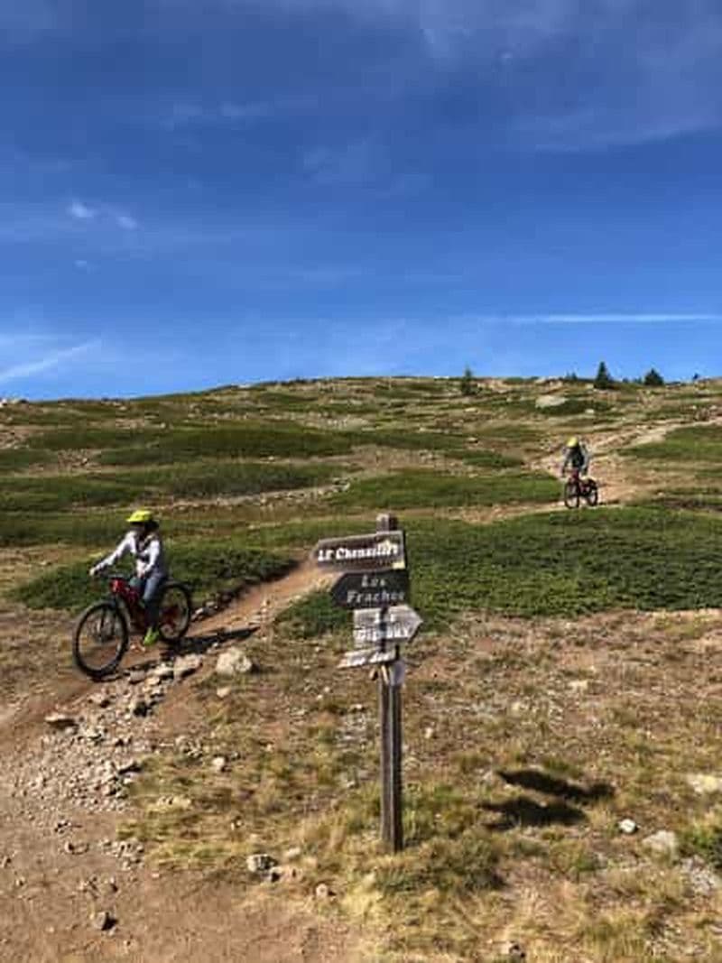 Alpes : Tour sportif en VTT entre single tracks, sommets alpins et histoire des frontières