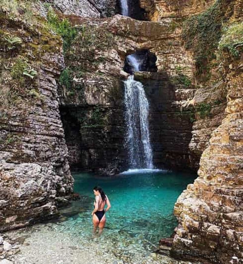 Vlorë : pont de Brataj, canyon de Nivica et cascade de Peshtura