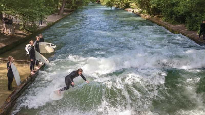 Munich : Expérience de surf sur la rivière Eisbachwelle