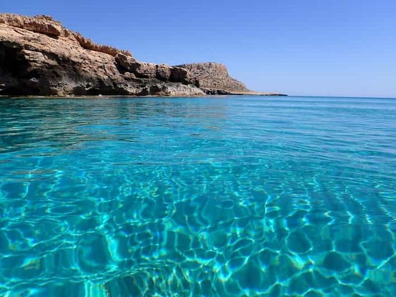 Excursion guidée de 3 heures en kayak dans les grottes marines du Cap Greco