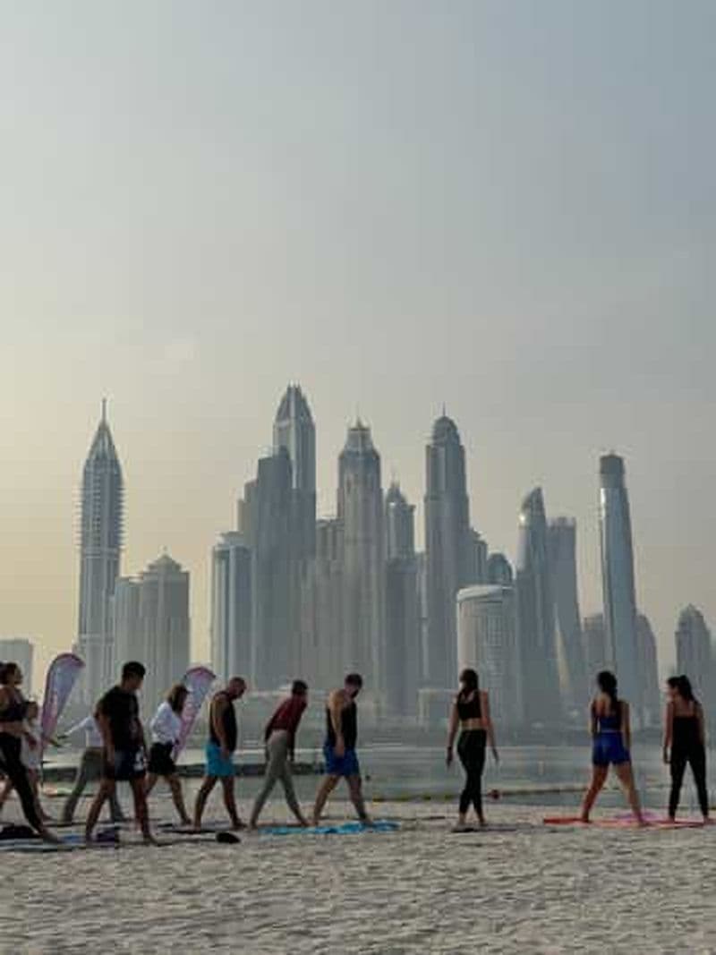 Yoga, bain de glace et respiration sur la plage