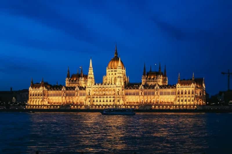 Budapest : croisière touristique d'une heure en soirée avec boisson