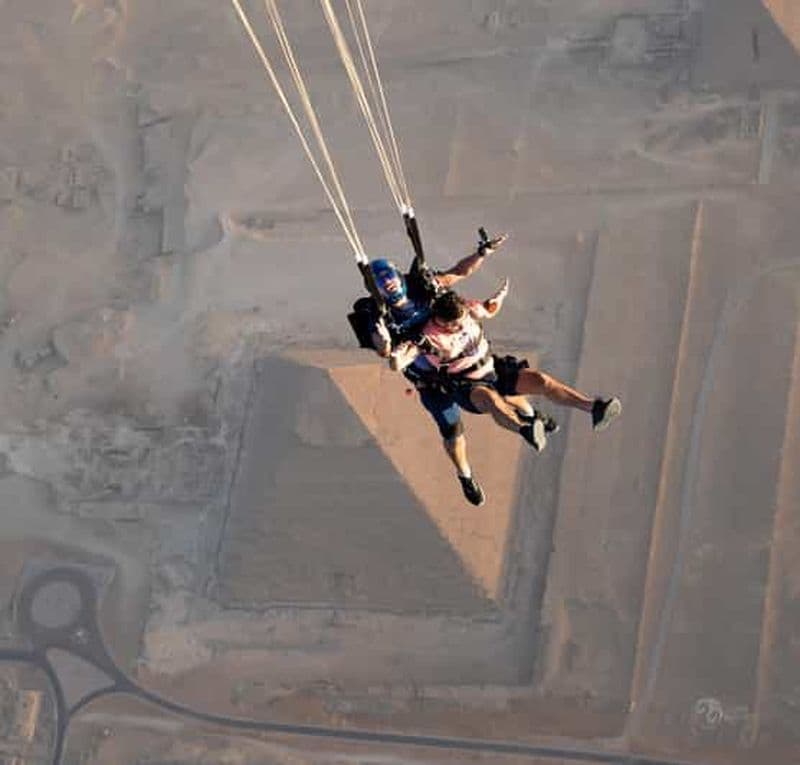 Expérience de saut en parachute au-dessus des Grandes Pyramides du Caire, en Égypte