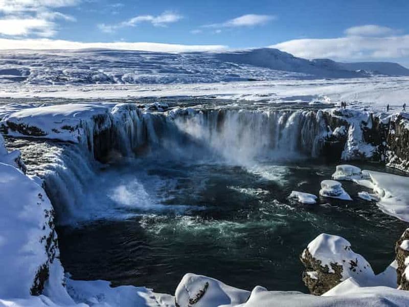 Depuis Akureyri : excursion d'une journée au lac Mývatn et à Godafoss en bateau de croisière