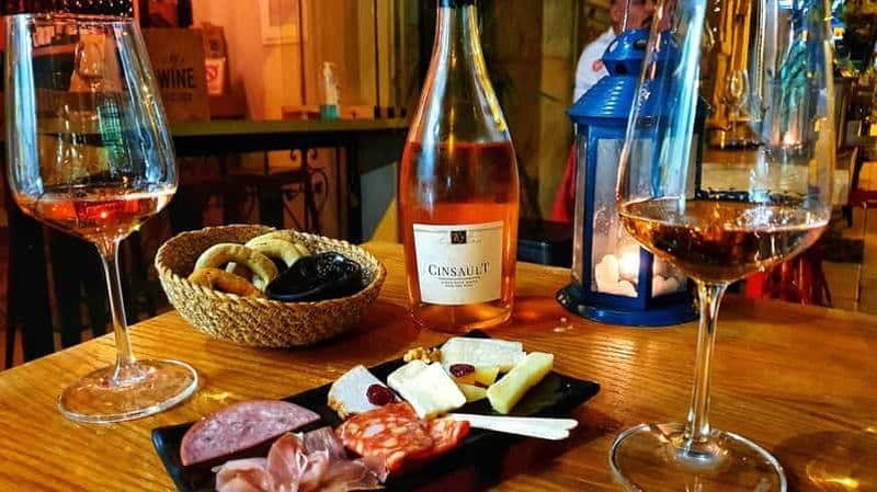 Athènes : Dégustation de vin et visite guidée de la vie nocturne avec cocktail