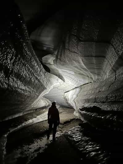 Svalbard : Aventure en motoneige et exploration des grottes de glace