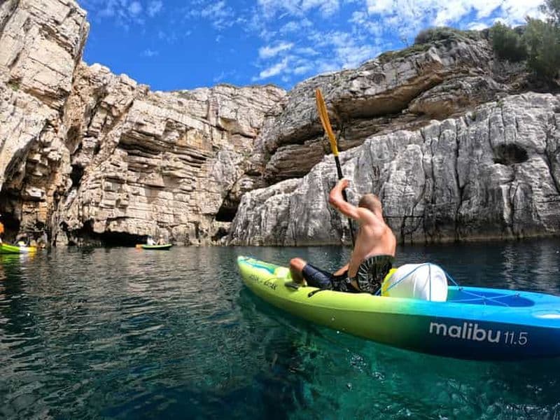 Pula : Excursion en kayak de mer avec grotte et saut de falaise (+ combinaison de plongée)