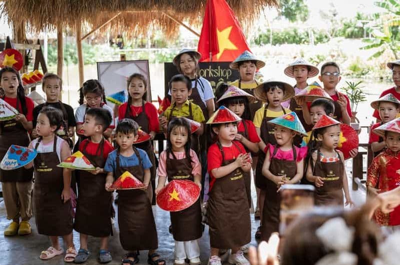 Nha Trang : atelier de peinture sur chapeaux coniques