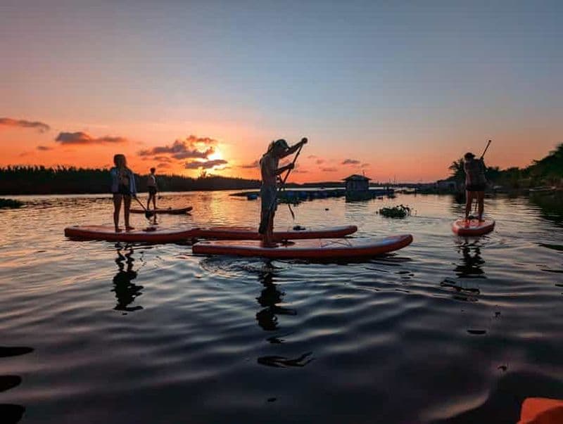 Hoi An : coucher de soleil sur la rivière Location de planches de stand up paddle