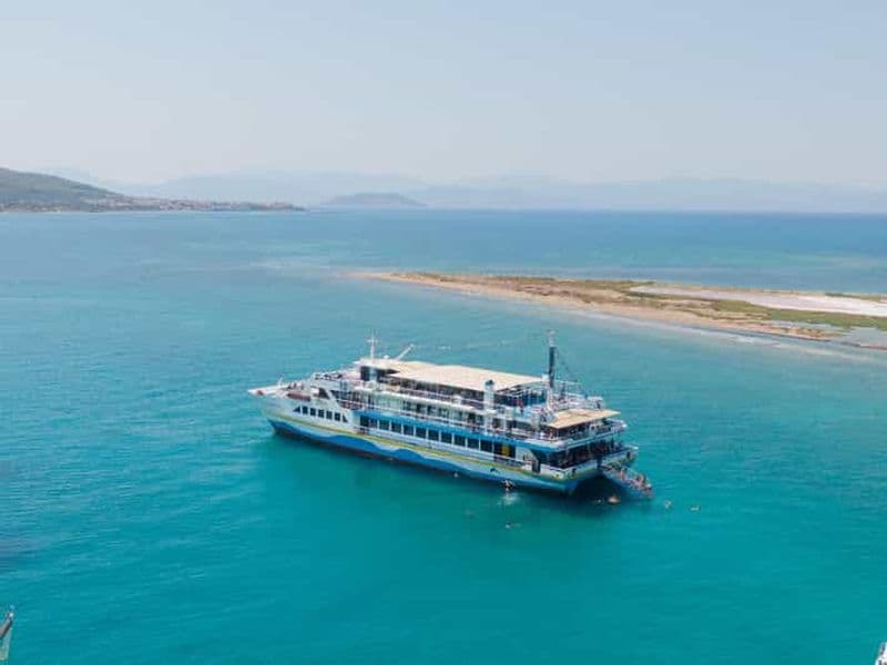 Athènes : croisière d'une journée avec baignade dans les îles. DJ, déjeuner et boissons inclus.