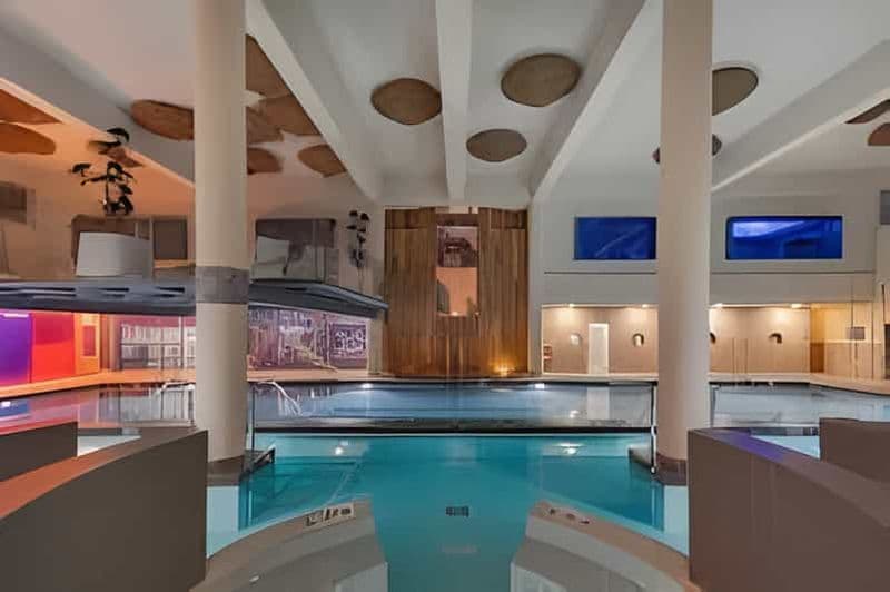 Depuis Malaga : spa de luxe Higuerón avec transfert en Tesla X