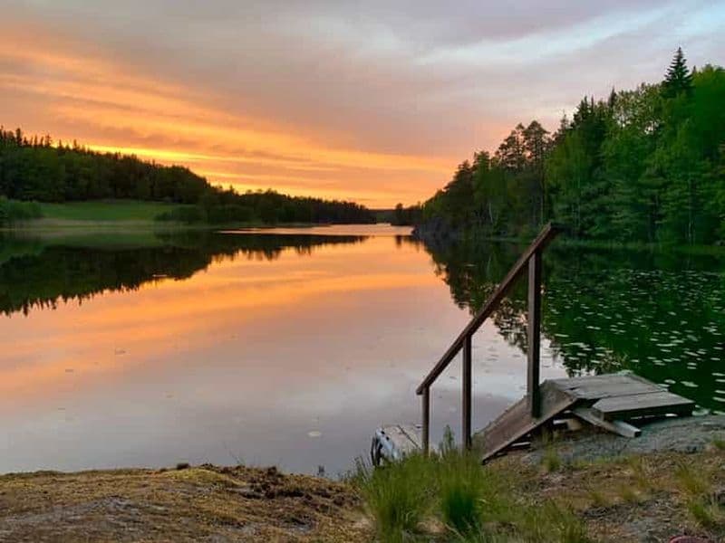 Stockholm : Randonnée au coucher du soleil dans le parc national de Tyresta avec repas