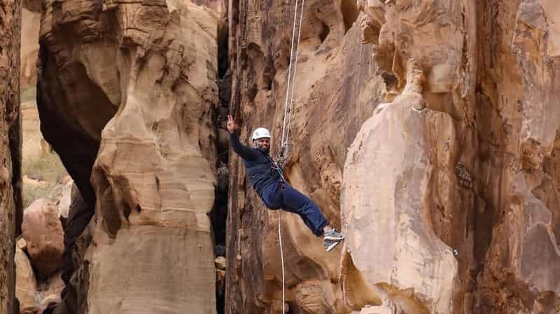 Explorez AlUla depuis les airs : une aventure d'escalade