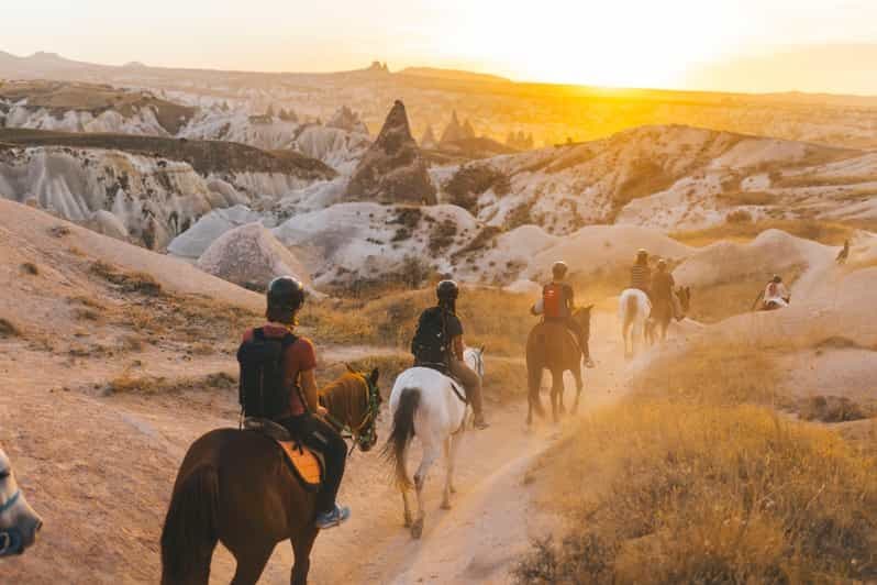 Cappadoce : Randonnée à cheval au coucher du soleil ou en journée