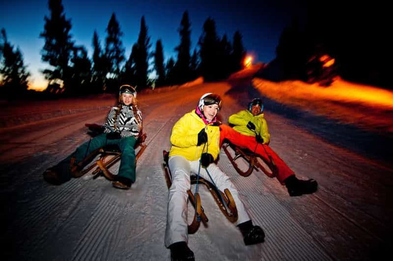 Depuis Interlaken : Luge de nuit avec dîner à la fondue au fromage