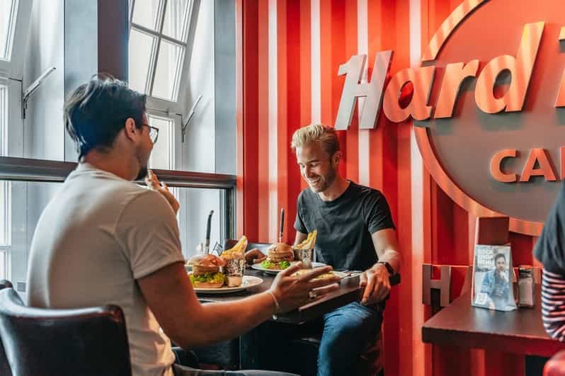 Hambourg : Le Hard Rock Cafe : repas coupe-file