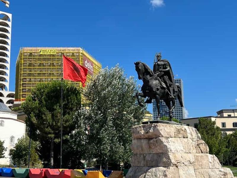 Tirana : Visite guidée à pied express avec un guide