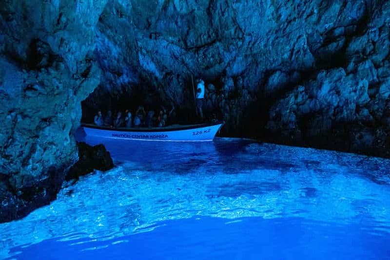 Depuis Milna, Supetar, Postira : la grotte bleue magique et Hvar