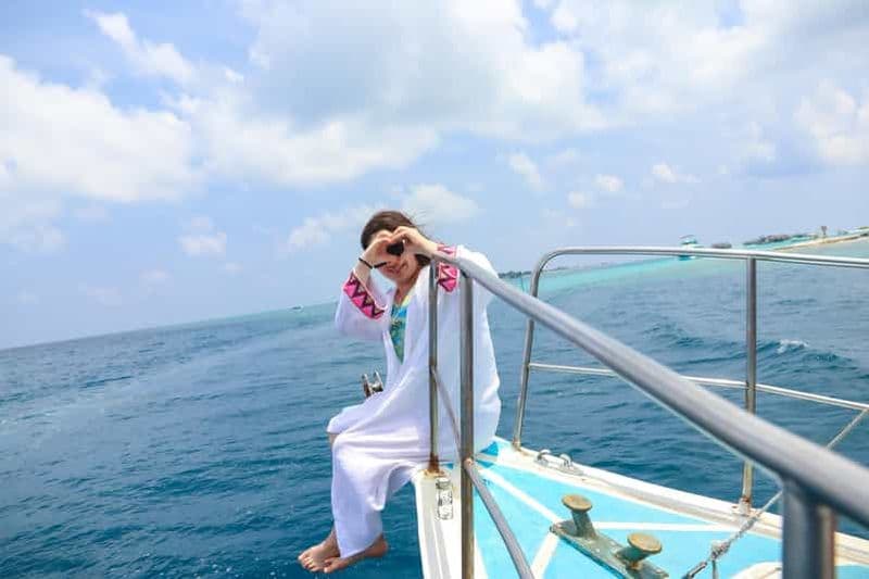 Aventure aux Maldives et escapade sur une île : soleil, surf et sérénité