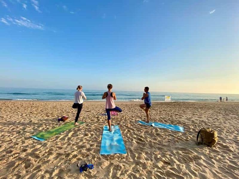 Yoga matinal sur la plage à Lagos par el Sol Lifestyle