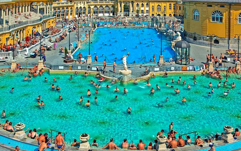 Thermes de Széchenyi : Billets d'entrée avec casiers ou cabine privée et option accès rapide