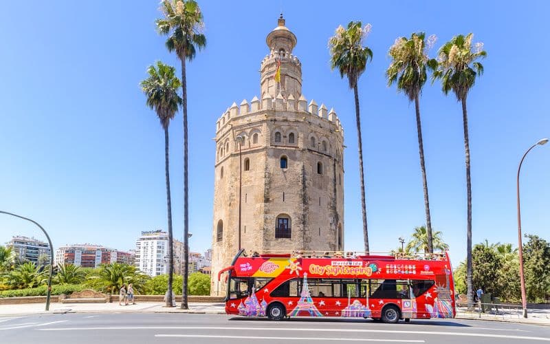 City Sightseeing : Visite en bus Hop-On Hop-Off de Séville avec visites guidées et accès aux musées.