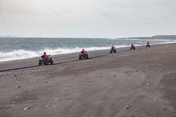 Balade en quad sur la plage noire à Vik