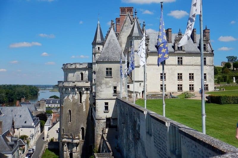 Excursion privée aux Châteaux de la Loire au départ de Paris avec dégustation de vin
